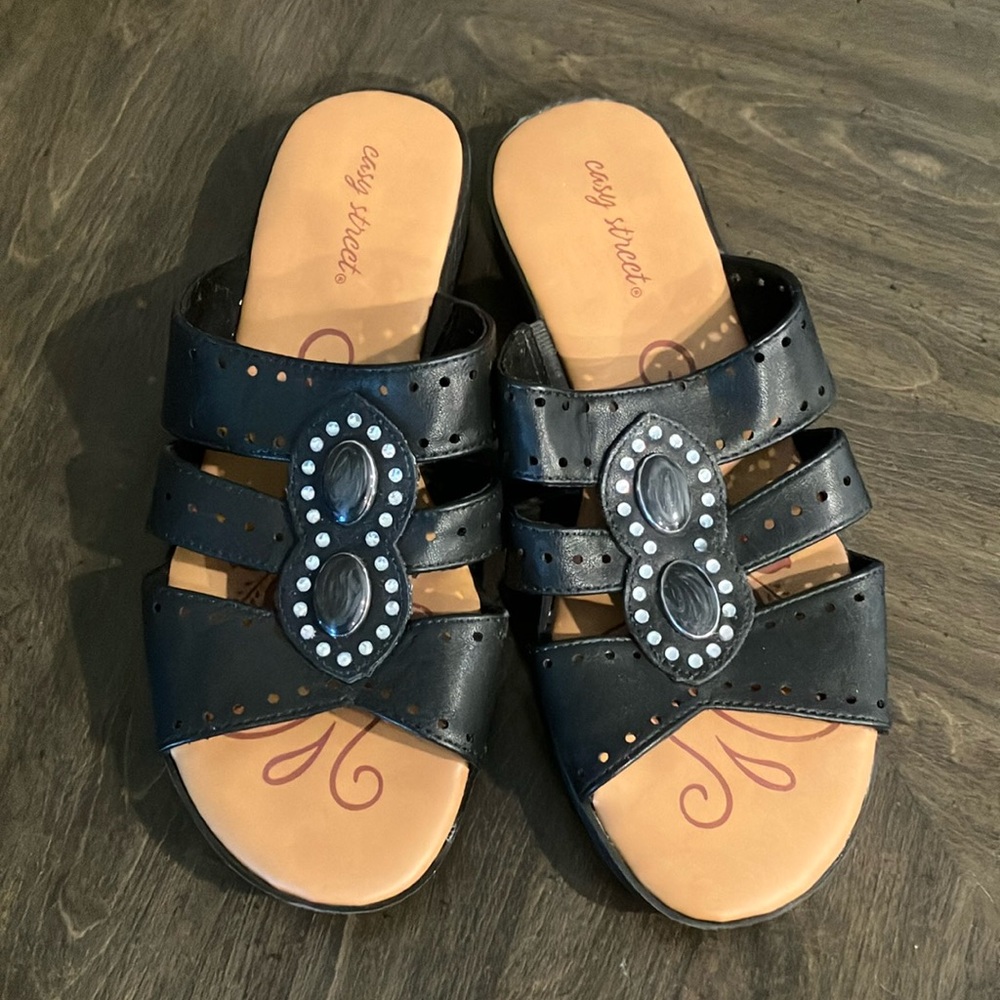 9.5 MED EASY STREET BLACK & TAN & RHINESTONE SANDALS